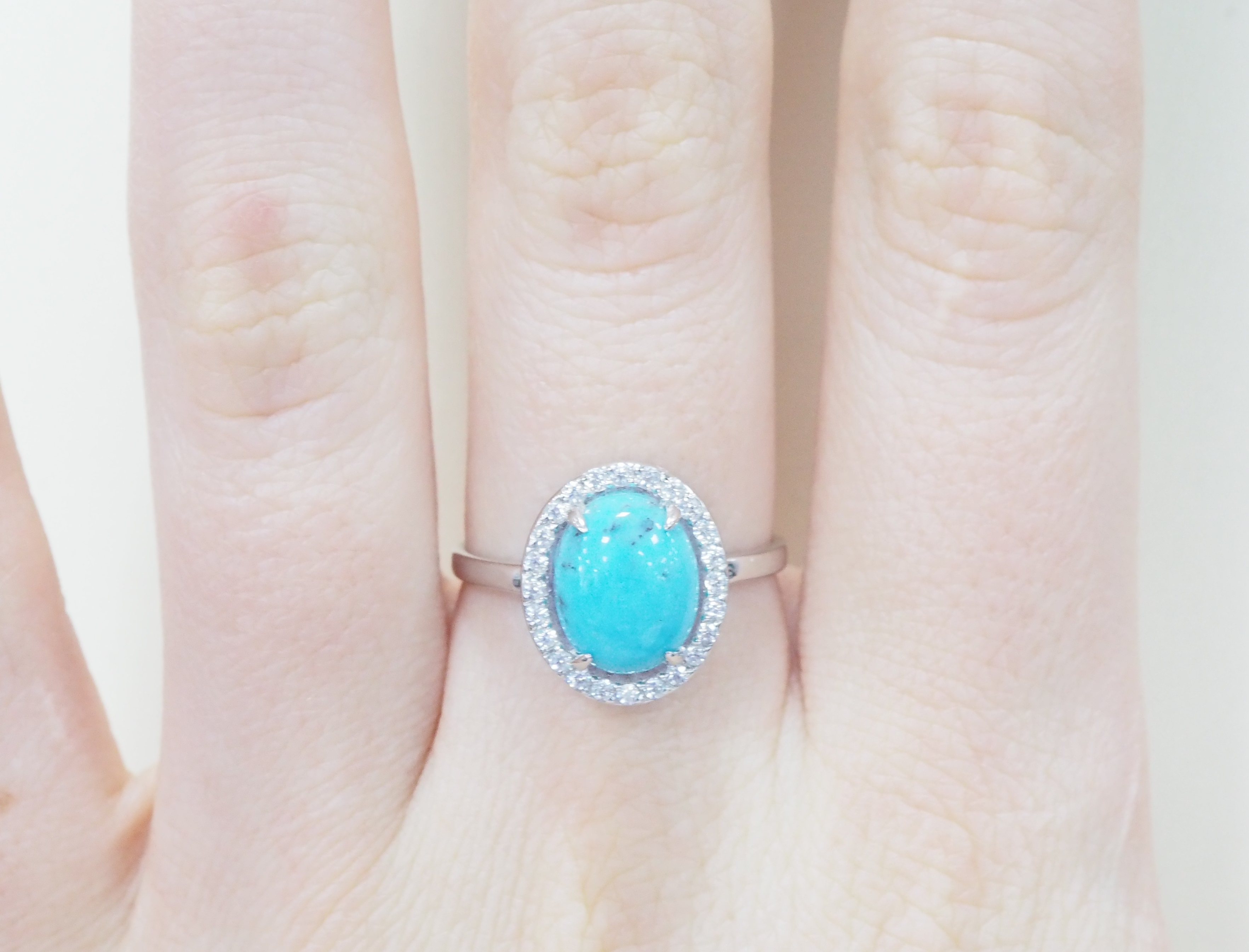 Серебряное кольцо 925 пробы; вставки 1 Бирюза Тибет; 24 Фианит бесцв.;
